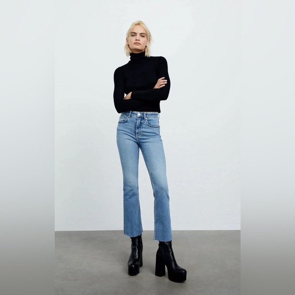 ZARA Cropped Flare Raw Hem Jean - Light Wash - Picture 1 of 4